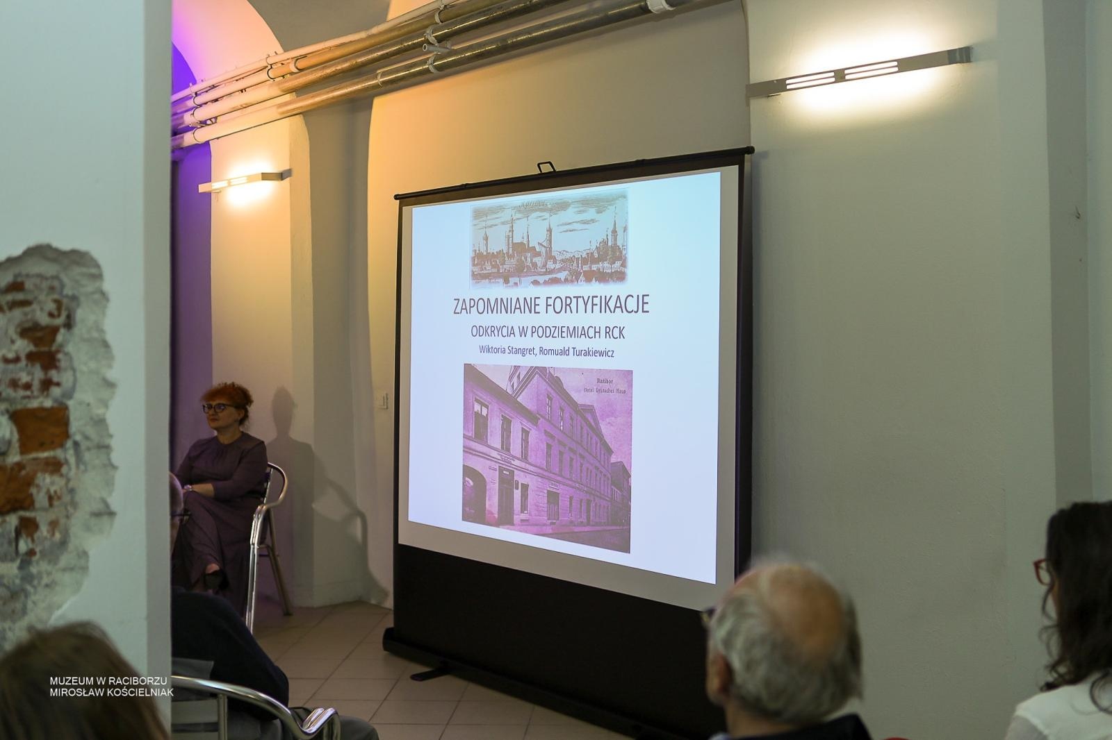 Zdjęcie w galerii na portalu naszraciborz.pl: Średniowieczny mur w RCK udostępniony zwiedzającym. Zakończono konserwację zabytku w dawnym Labiryncie wiadomości z regionu