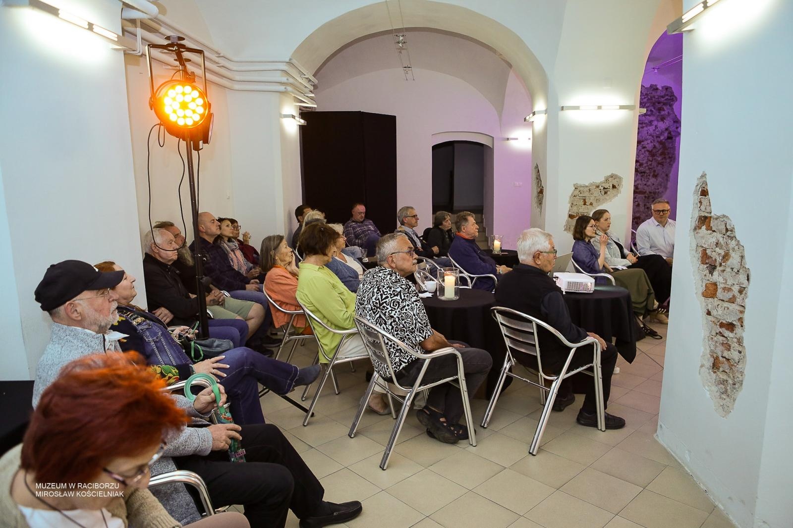 Zdjęcie w galerii na portalu naszraciborz.pl: Średniowieczny mur w RCK udostępniony zwiedzającym. Zakończono konserwację zabytku w dawnym Labiryncie wiadomości z regionu