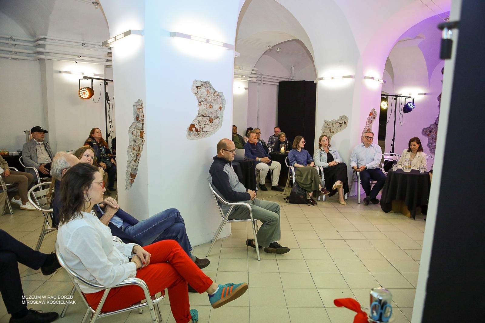 Zdjęcie w galerii na portalu naszraciborz.pl: Średniowieczny mur w RCK udostępniony zwiedzającym. Zakończono konserwację zabytku w dawnym Labiryncie wiadomości z regionu
