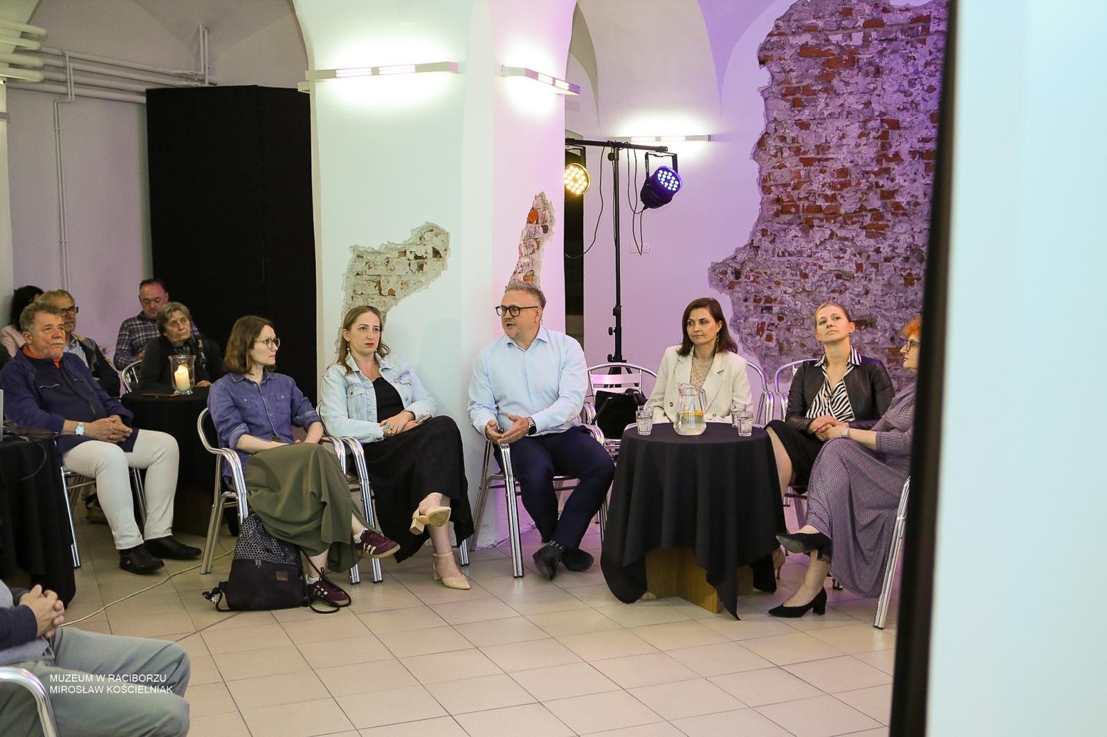 Zdjęcie w galerii na portalu naszraciborz.pl: Średniowieczny mur w RCK udostępniony zwiedzającym. Zakończono konserwację zabytku w dawnym Labiryncie wiadomości z regionu