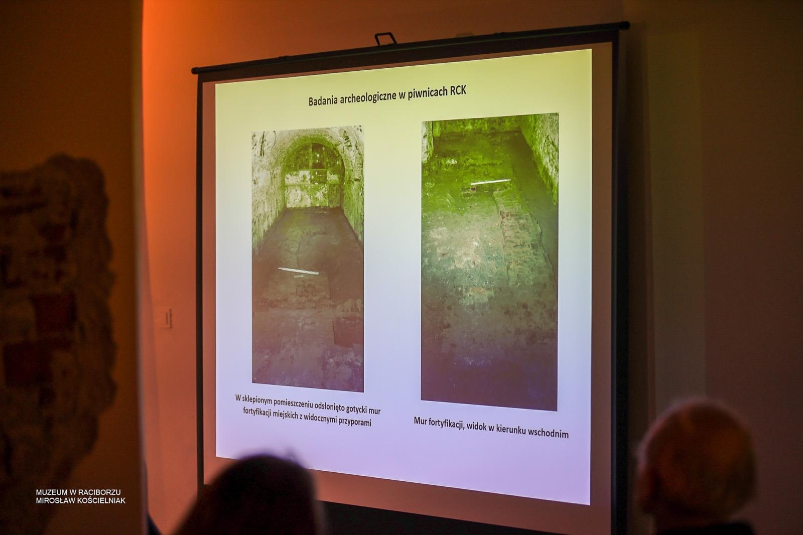 Zdjęcie w galerii na portalu naszraciborz.pl: Średniowieczny mur w RCK udostępniony zwiedzającym. Zakończono konserwację zabytku w dawnym Labiryncie wiadomości z regionu