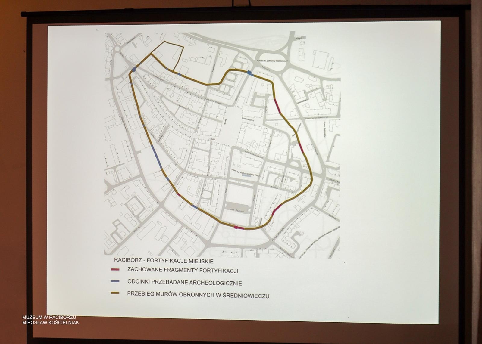 Zdjęcie w galerii na portalu naszraciborz.pl: Średniowieczny mur w RCK udostępniony zwiedzającym. Zakończono konserwację zabytku w dawnym Labiryncie wiadomości z regionu