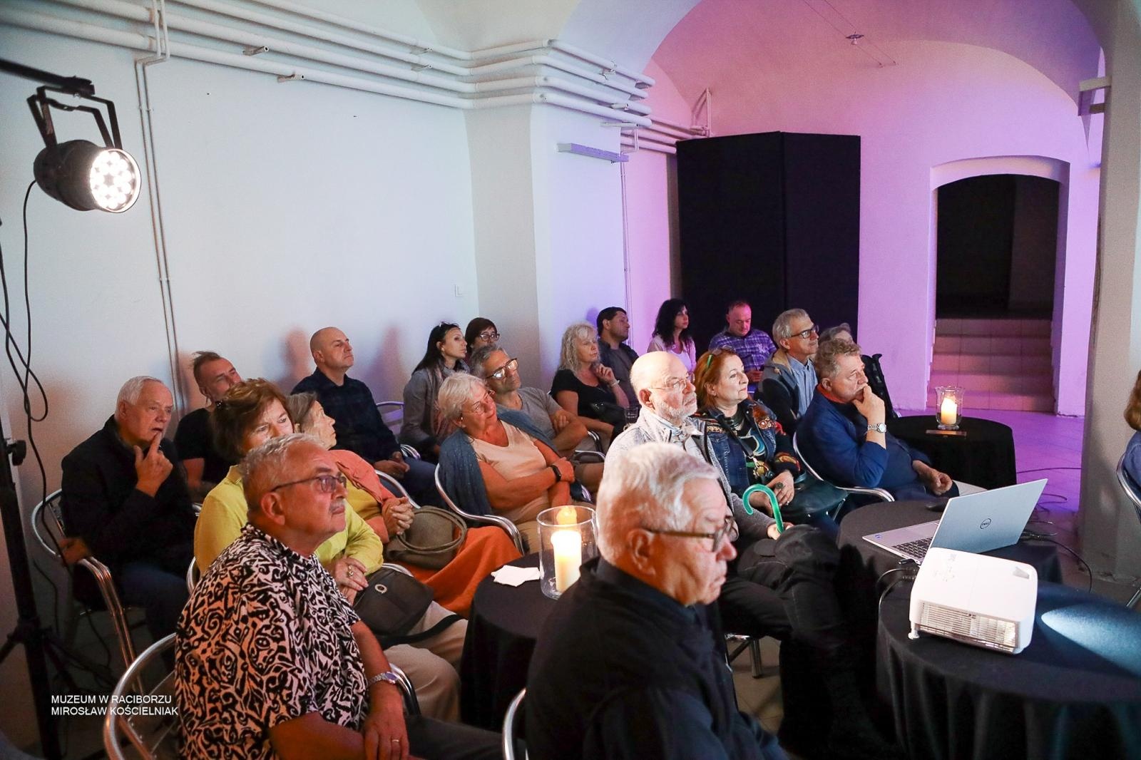Zdjęcie w galerii na portalu naszraciborz.pl: Średniowieczny mur w RCK udostępniony zwiedzającym. Zakończono konserwację zabytku w dawnym Labiryncie wiadomości z regionu