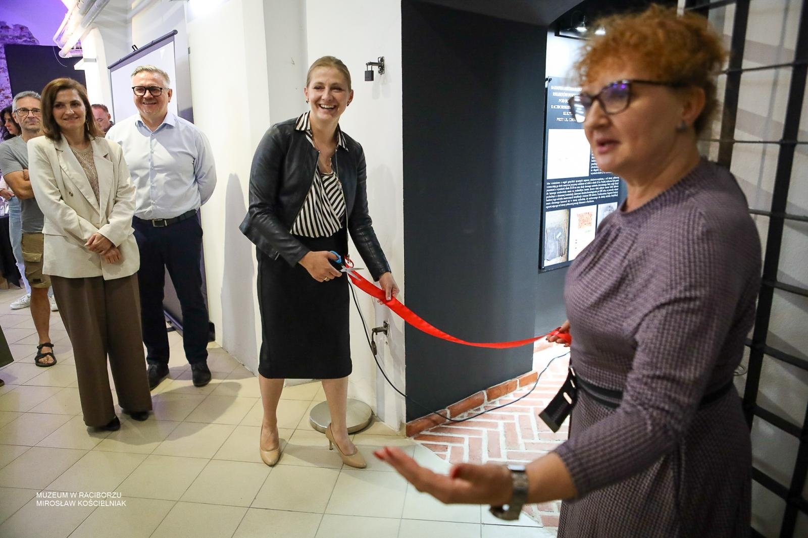 Zdjęcie w galerii na portalu naszraciborz.pl: Średniowieczny mur w RCK udostępniony zwiedzającym. Zakończono konserwację zabytku w dawnym Labiryncie wiadomości z regionu