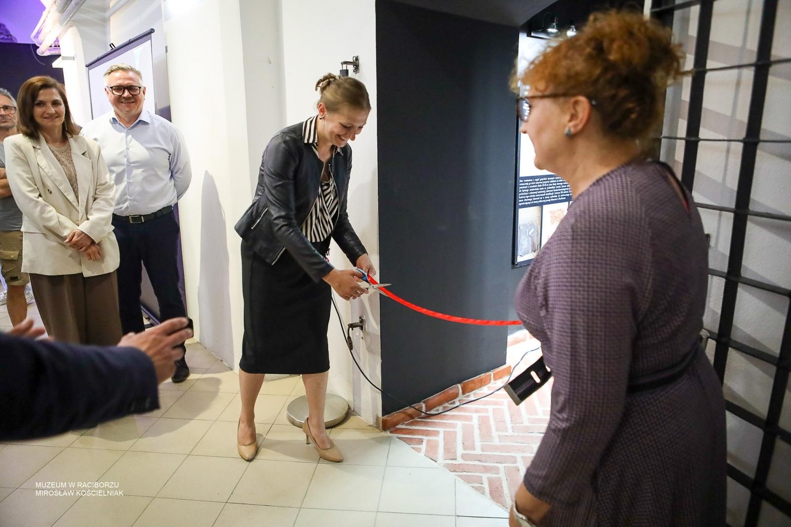 Zdjęcie w galerii na portalu naszraciborz.pl: Średniowieczny mur w RCK udostępniony zwiedzającym. Zakończono konserwację zabytku w dawnym Labiryncie wiadomości z regionu