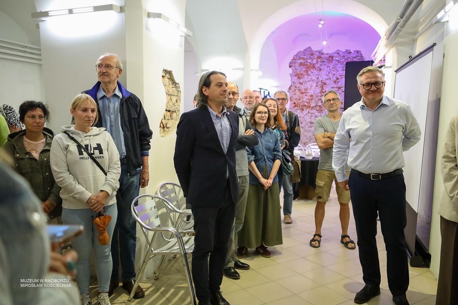 Zdjęcie w galerii na portalu naszraciborz.pl: Średniowieczny mur w RCK udostępniony zwiedzającym. Zakończono konserwację zabytku w dawnym Labiryncie wiadomości z regionu