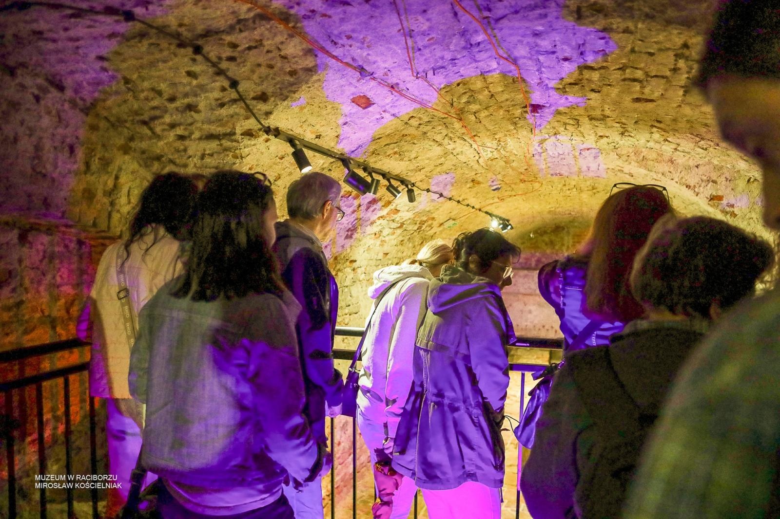 Zdjęcie w galerii na portalu naszraciborz.pl: Średniowieczny mur w RCK udostępniony zwiedzającym. Zakończono konserwację zabytku w dawnym Labiryncie wiadomości z regionu