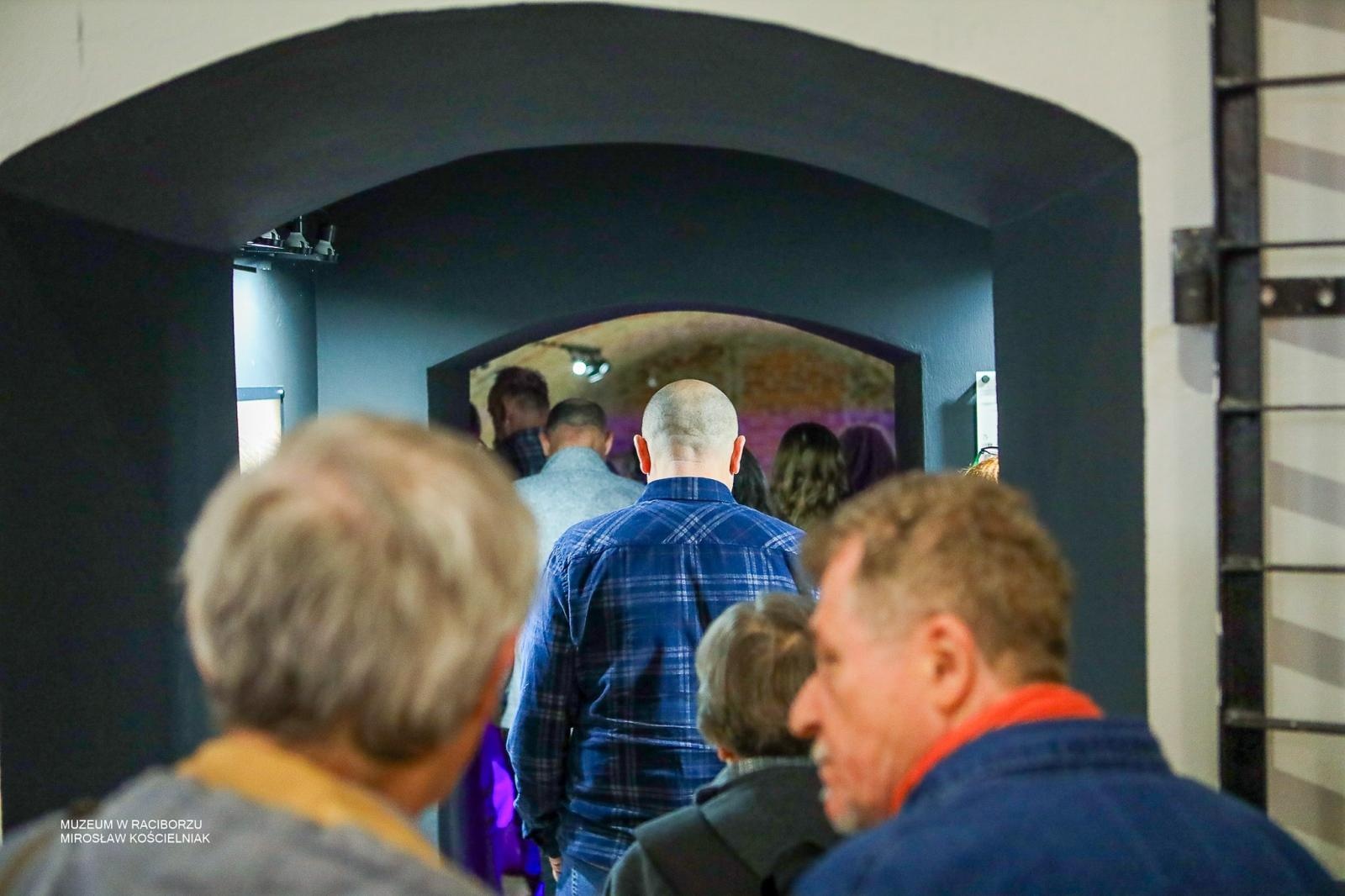 Zdjęcie w galerii na portalu naszraciborz.pl: Średniowieczny mur w RCK udostępniony zwiedzającym. Zakończono konserwację zabytku w dawnym Labiryncie wiadomości z regionu
