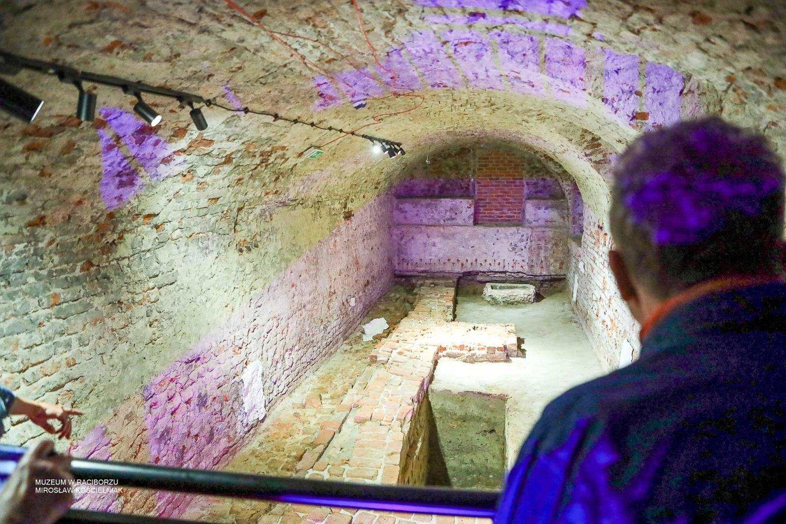Zdjęcie w galerii na portalu naszraciborz.pl: Średniowieczny mur w RCK udostępniony zwiedzającym. Zakończono konserwację zabytku w dawnym Labiryncie wiadomości z regionu