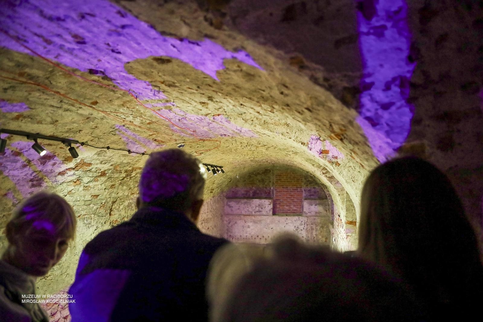Zdjęcie w galerii na portalu naszraciborz.pl: Średniowieczny mur w RCK udostępniony zwiedzającym. Zakończono konserwację zabytku w dawnym Labiryncie wiadomości z regionu