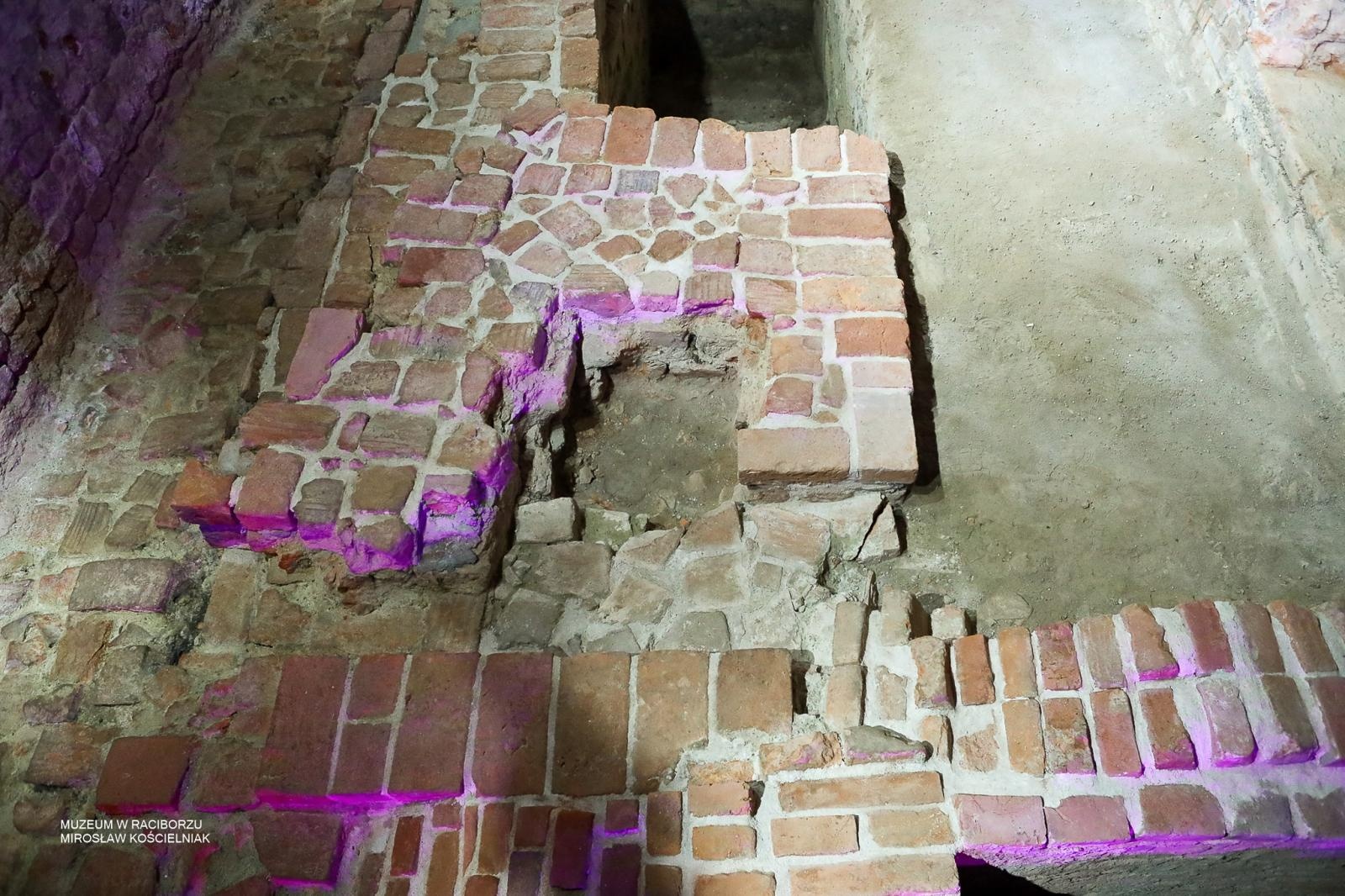 Zdjęcie w galerii na portalu naszraciborz.pl: Średniowieczny mur w RCK udostępniony zwiedzającym. Zakończono konserwację zabytku w dawnym Labiryncie wiadomości z regionu