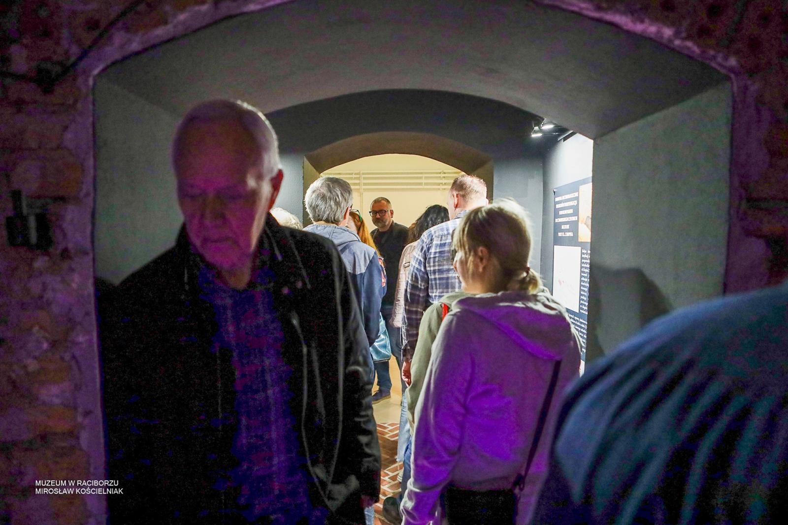 Zdjęcie w galerii na portalu naszraciborz.pl: Średniowieczny mur w RCK udostępniony zwiedzającym. Zakończono konserwację zabytku w dawnym Labiryncie wiadomości z regionu