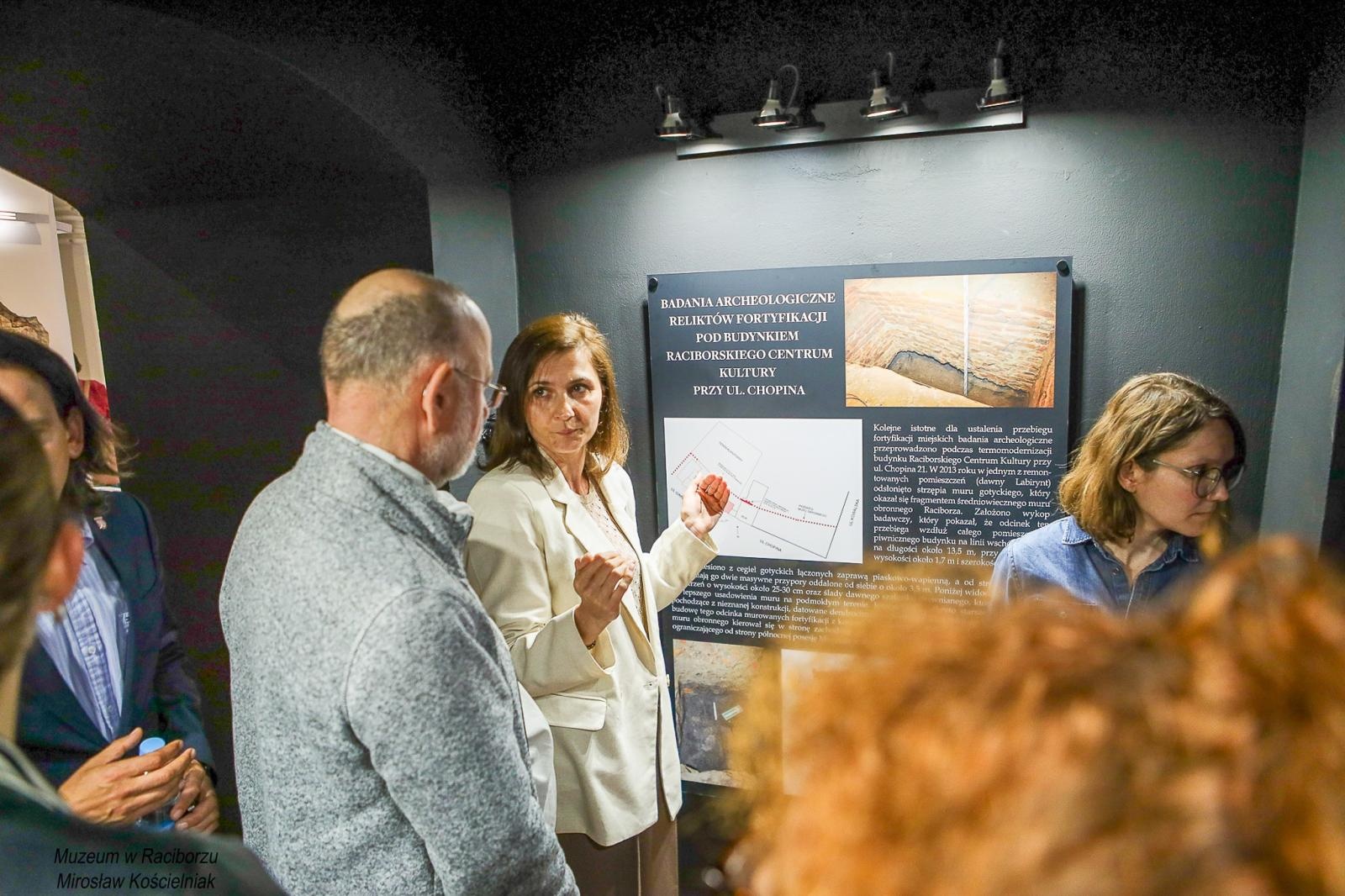 Zdjęcie w galerii na portalu naszraciborz.pl: Średniowieczny mur w RCK udostępniony zwiedzającym. Zakończono konserwację zabytku w dawnym Labiryncie wiadomości z regionu