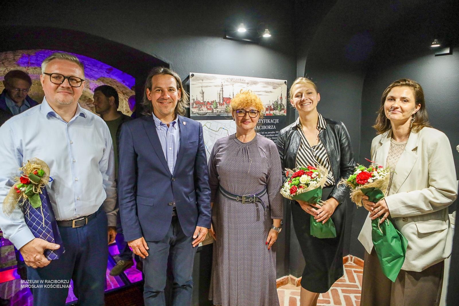 Zdjęcie w galerii na portalu naszraciborz.pl: Średniowieczny mur w RCK udostępniony zwiedzającym. Zakończono konserwację zabytku w dawnym Labiryncie wiadomości z regionu