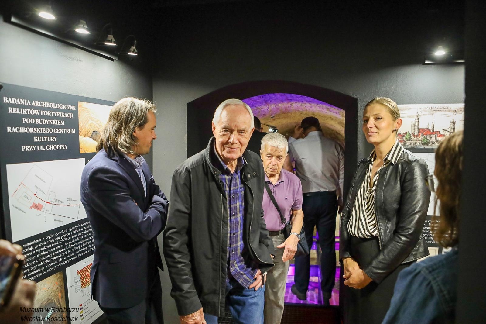 Zdjęcie w galerii na portalu naszraciborz.pl: Średniowieczny mur w RCK udostępniony zwiedzającym. Zakończono konserwację zabytku w dawnym Labiryncie wiadomości z regionu