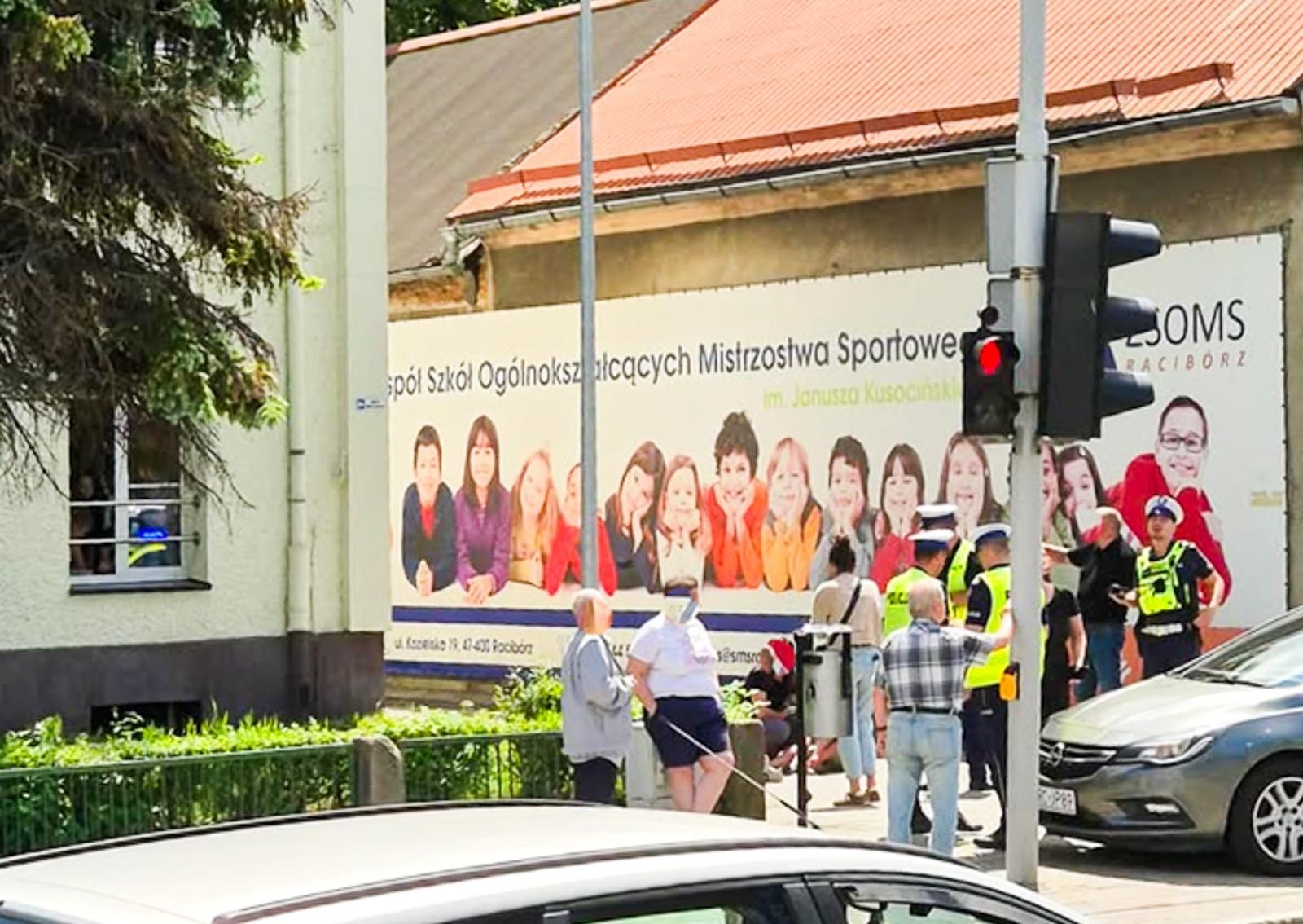 Zdjęcie w galerii na portalu naszraciborz.pl: Potrącenie dwóch 8-latków na ulicy Kozielskiej w Raciborzu. Policja wyjaśnia okoliczności zdarzenia [FOTO] wiadomości z regionu