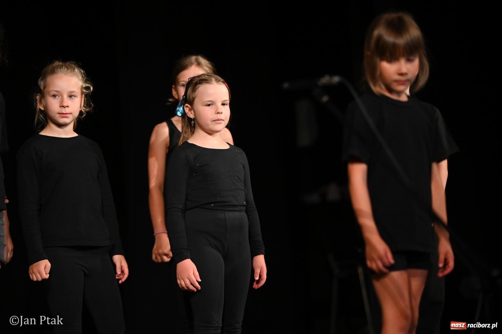 Zdjęcie w galerii na portalu naszraciborz.pl: Wieczór Młodych Talentów w Raciborzu: artystyczna podróż w krainę wyobraźni wiadomości z regionu