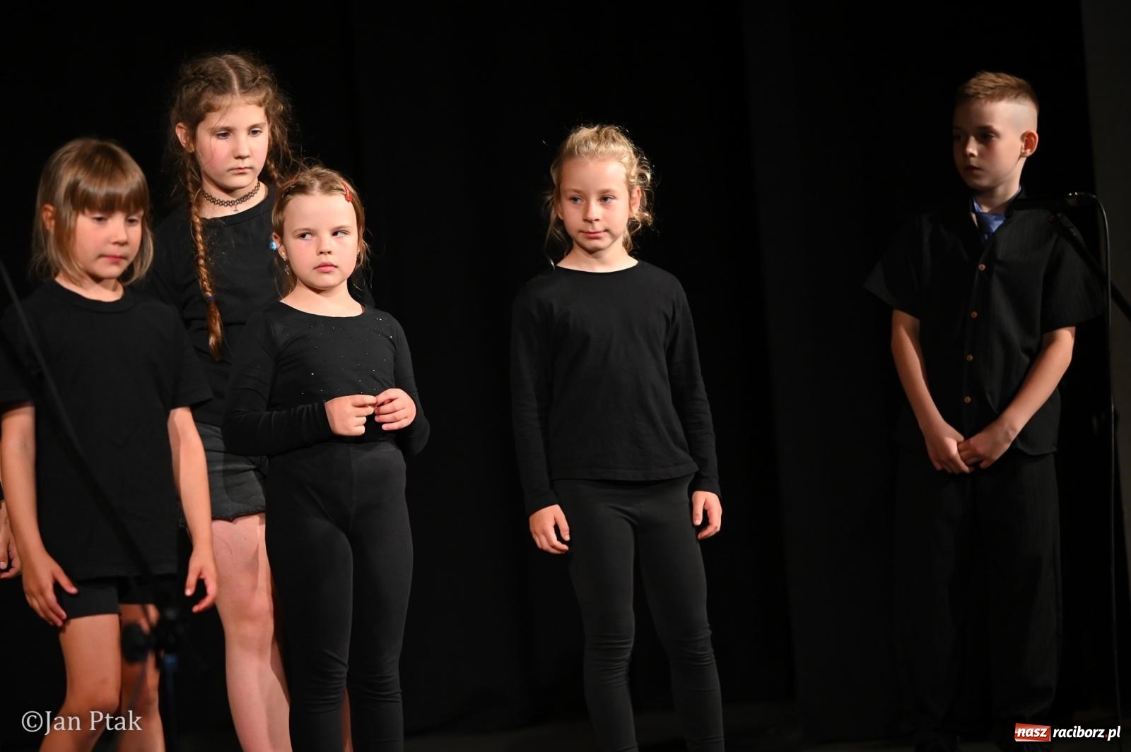 Zdjęcie w galerii na portalu naszraciborz.pl: Wieczór Młodych Talentów w Raciborzu: artystyczna podróż w krainę wyobraźni wiadomości z regionu
