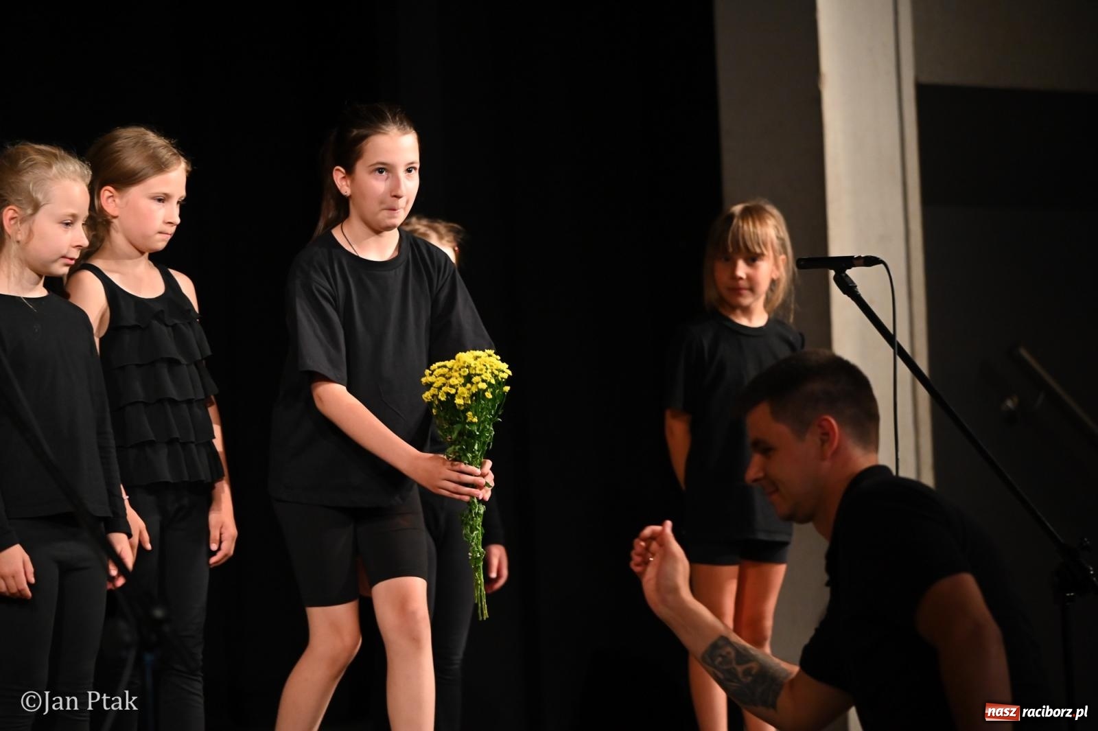 Zdjęcie w galerii na portalu naszraciborz.pl: Wieczór Młodych Talentów w Raciborzu: artystyczna podróż w krainę wyobraźni wiadomości z regionu