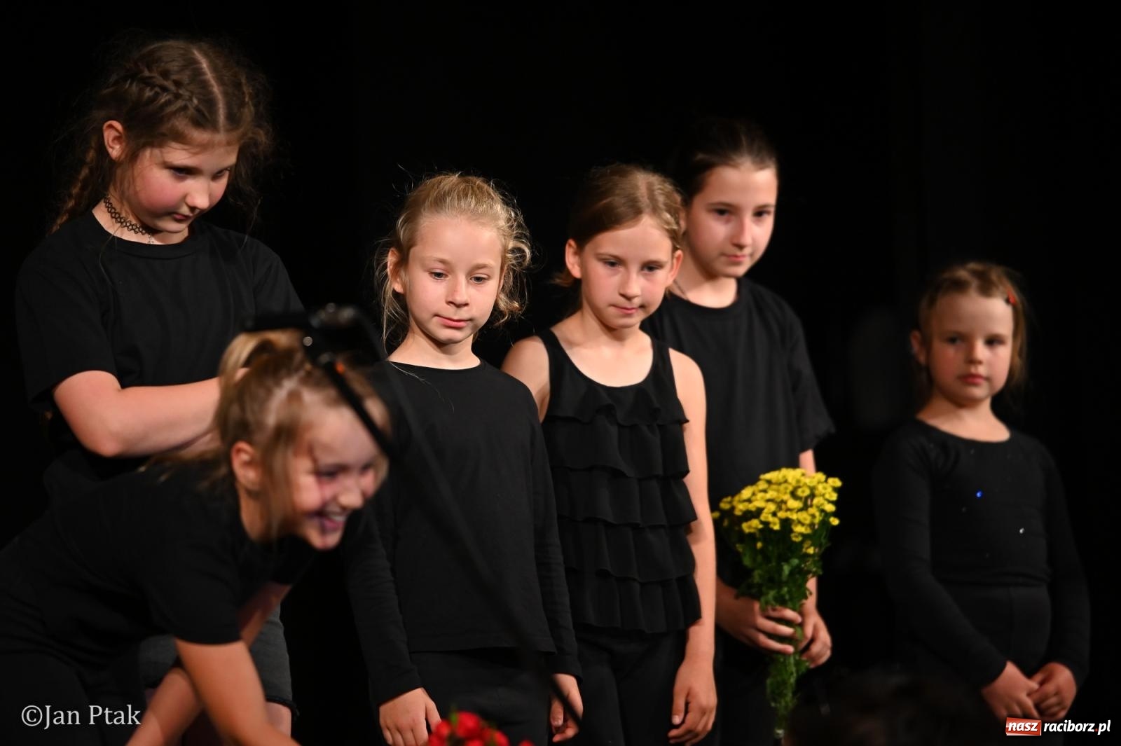 Zdjęcie w galerii na portalu naszraciborz.pl: Wieczór Młodych Talentów w Raciborzu: artystyczna podróż w krainę wyobraźni wiadomości z regionu