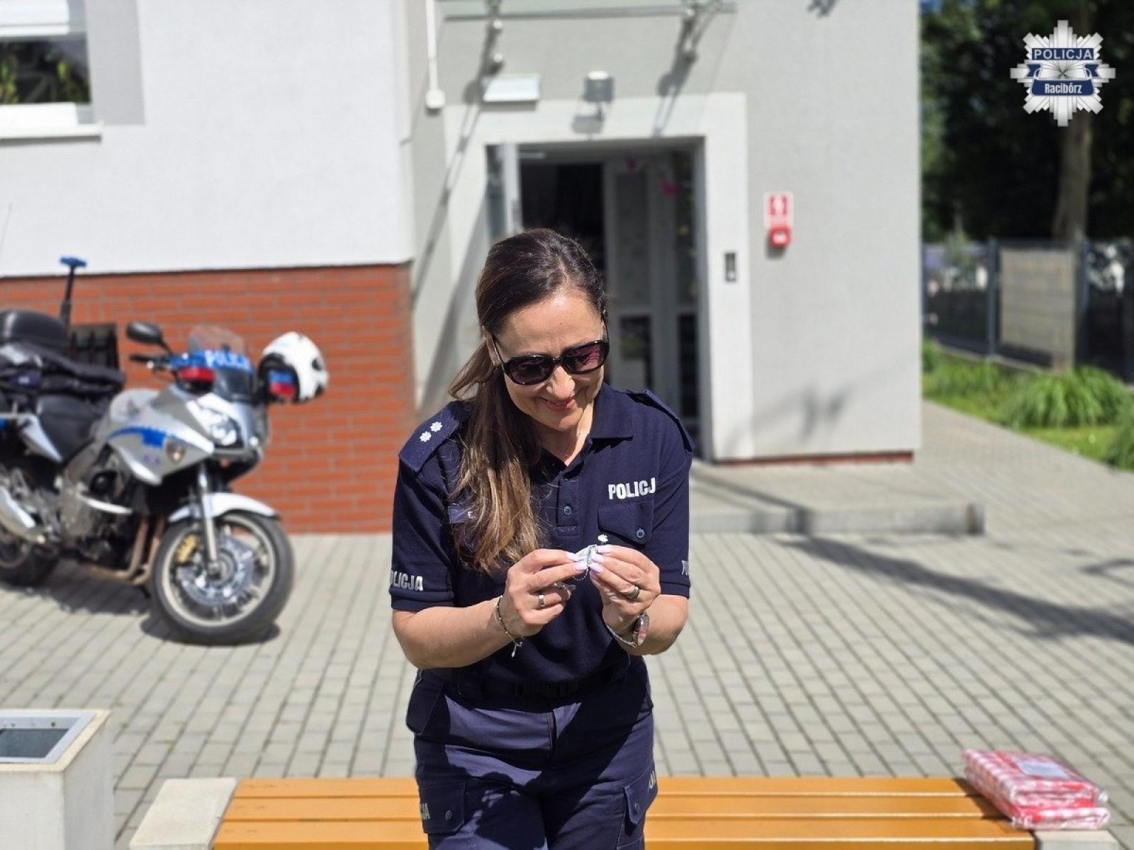 Zdjęcie w galerii na portalu naszraciborz.pl: Edukacja przez praktykę. Raciborscy policjanci spotkali się z dziećmi w Rzuchowie wiadomości z regionu