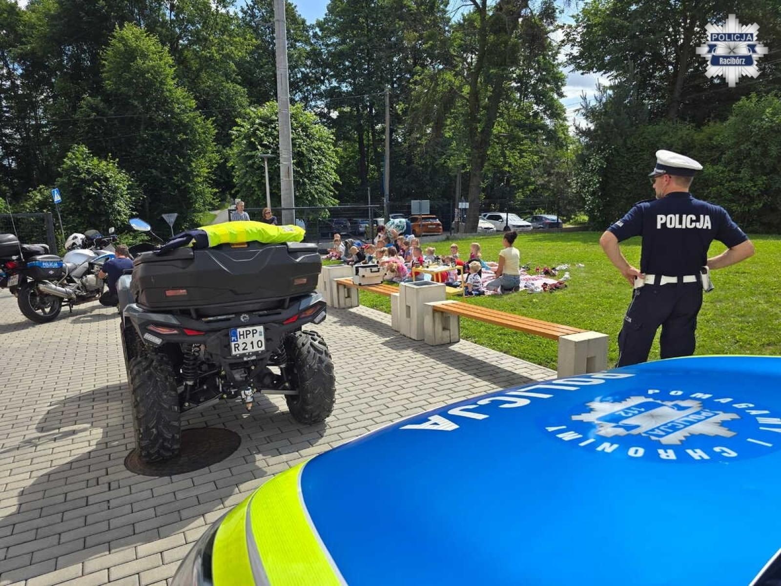 Zdjęcie w galerii na portalu naszraciborz.pl: Edukacja przez praktykę. Raciborscy policjanci spotkali się z dziećmi w Rzuchowie wiadomości z regionu