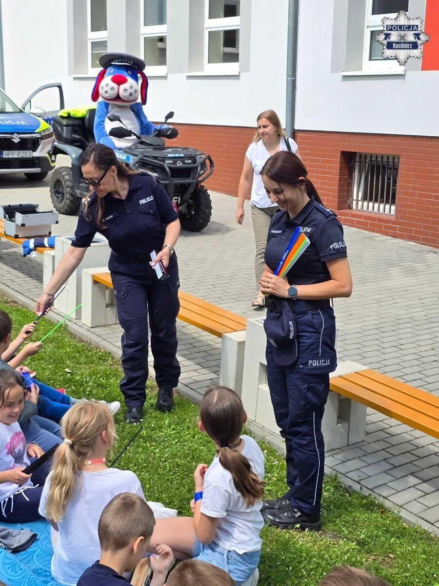 Zdjęcie w galerii na portalu naszraciborz.pl: Edukacja przez praktykę. Raciborscy policjanci spotkali się z dziećmi w Rzuchowie wiadomości z regionu