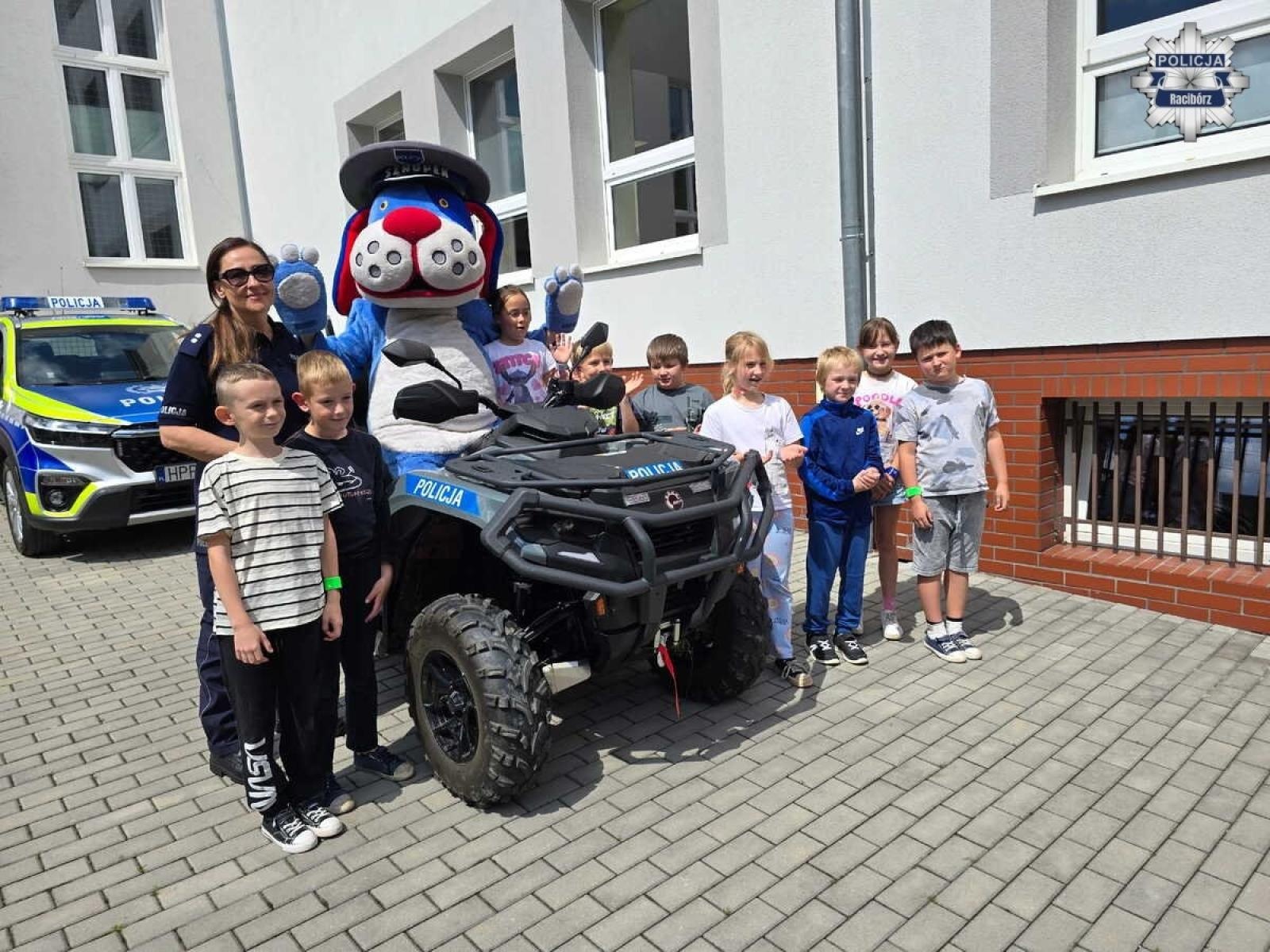 Zdjęcie w galerii na portalu naszraciborz.pl: Edukacja przez praktykę. Raciborscy policjanci spotkali się z dziećmi w Rzuchowie wiadomości z regionu