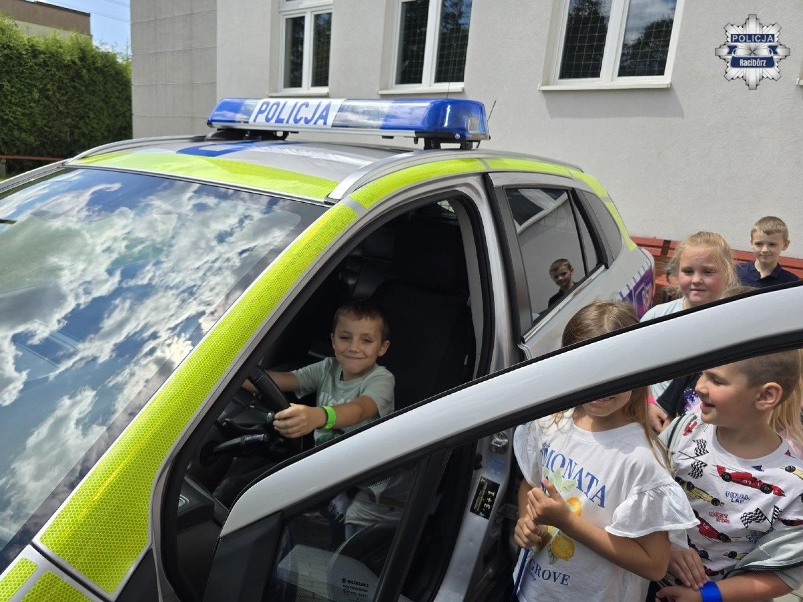 Zdjęcie w galerii na portalu naszraciborz.pl: Edukacja przez praktykę. Raciborscy policjanci spotkali się z dziećmi w Rzuchowie wiadomości z regionu