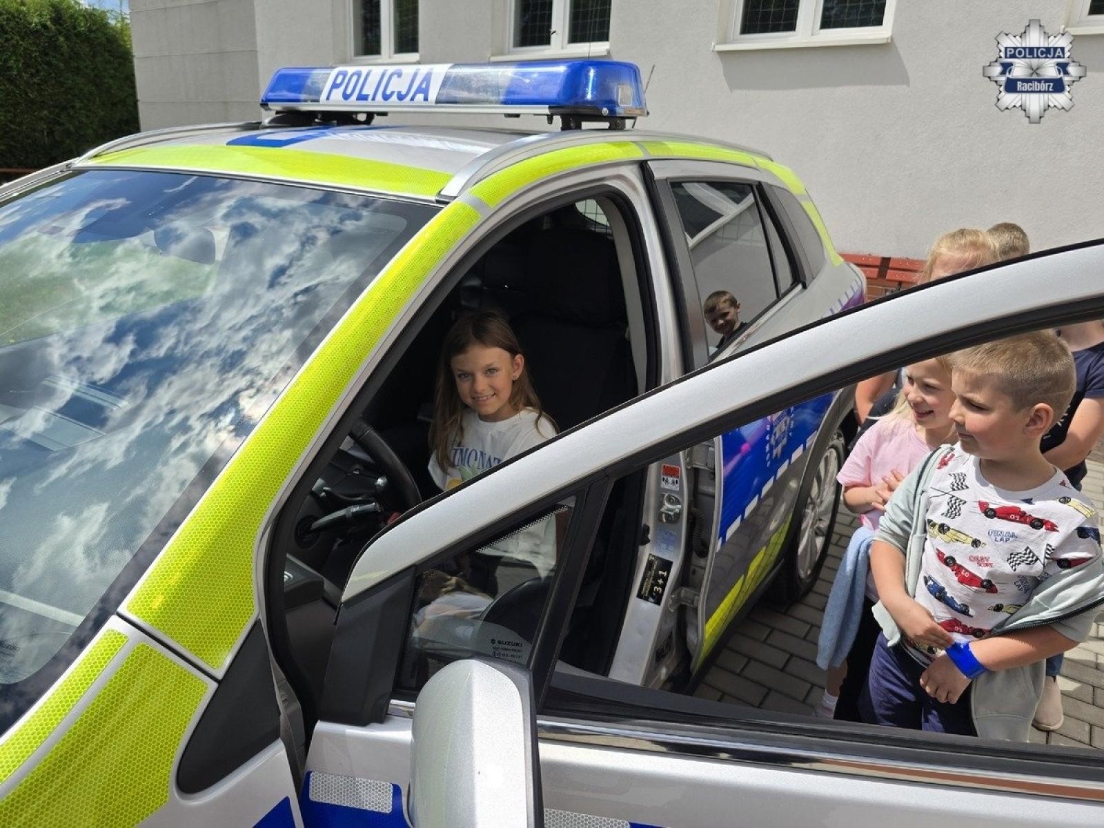 Zdjęcie w galerii na portalu naszraciborz.pl: Edukacja przez praktykę. Raciborscy policjanci spotkali się z dziećmi w Rzuchowie wiadomości z regionu