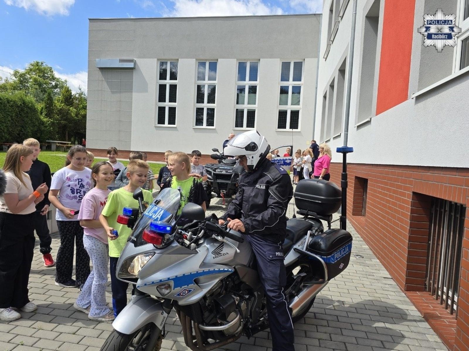 Zdjęcie w galerii na portalu naszraciborz.pl: Edukacja przez praktykę. Raciborscy policjanci spotkali się z dziećmi w Rzuchowie wiadomości z regionu
