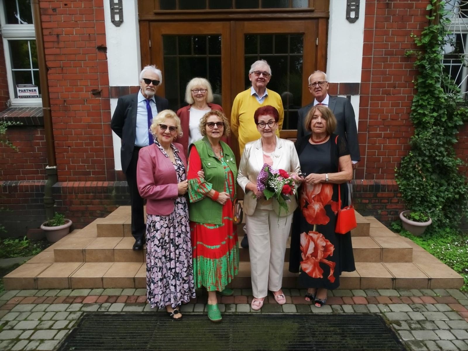 Zdjęcie w galerii na portalu naszraciborz.pl: Po sześciu dekadach znów w szkolnych murach. Absolwenci z rocznika 1966 odwiedzili Kasprowicza wiadomości z regionu