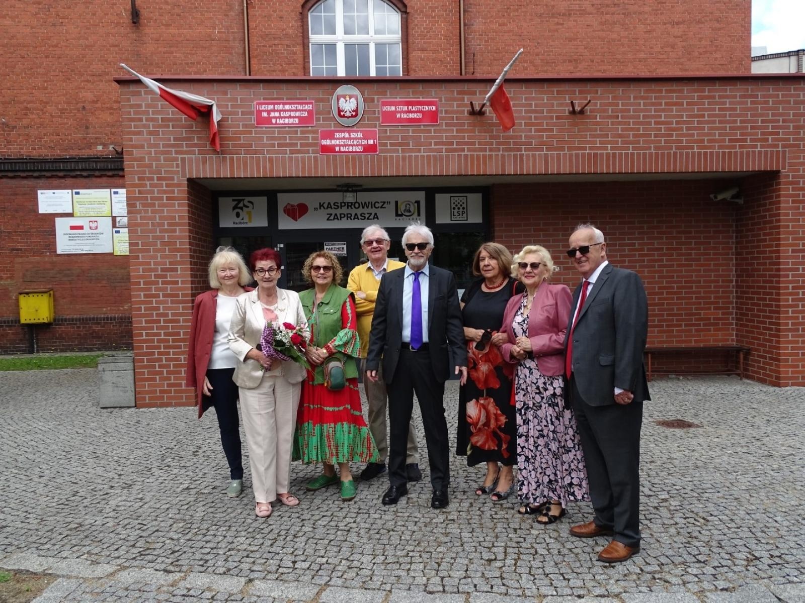 Zdjęcie w galerii na portalu naszraciborz.pl: Po sześciu dekadach znów w szkolnych murach. Absolwenci z rocznika 1966 odwiedzili Kasprowicza wiadomości z regionu