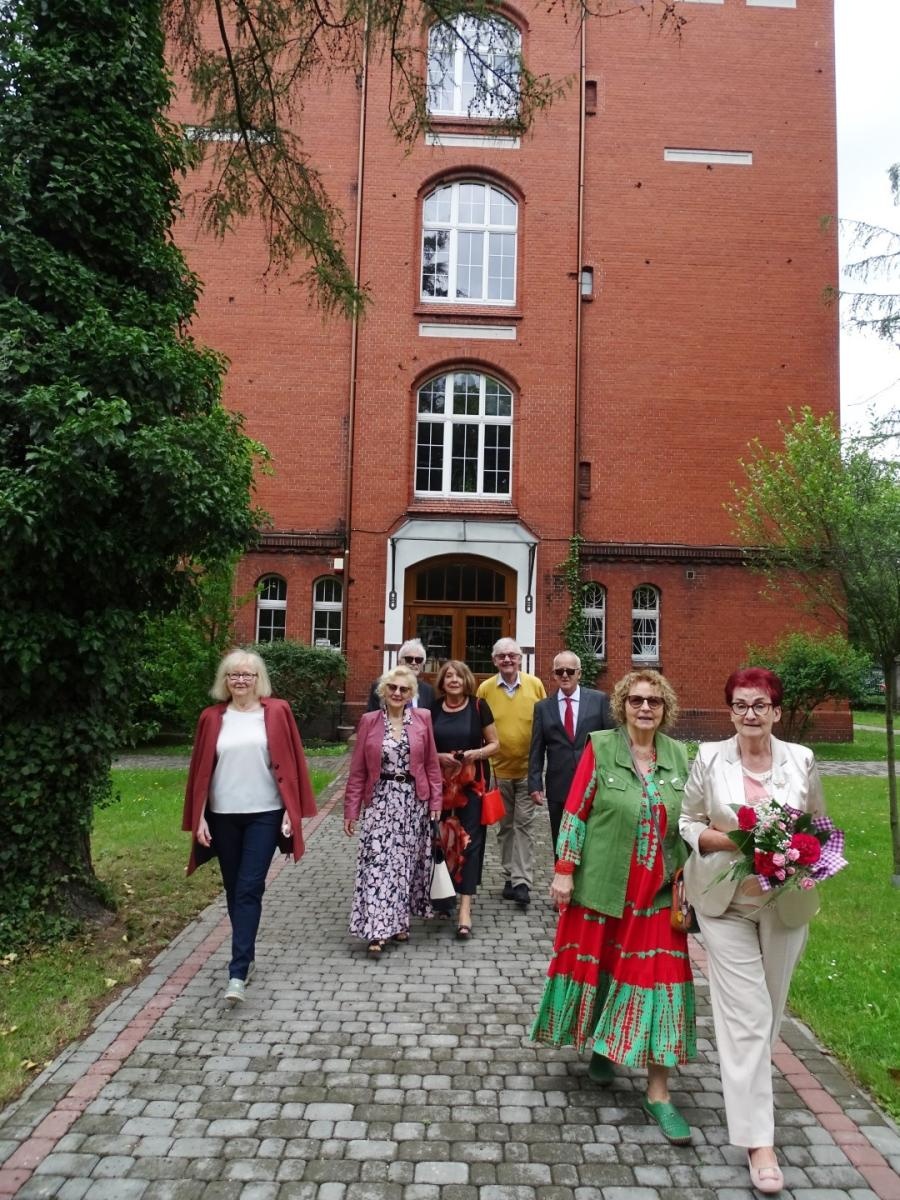 Zdjęcie w galerii na portalu naszraciborz.pl: Po sześciu dekadach znów w szkolnych murach. Absolwenci z rocznika 1966 odwiedzili Kasprowicza wiadomości z regionu