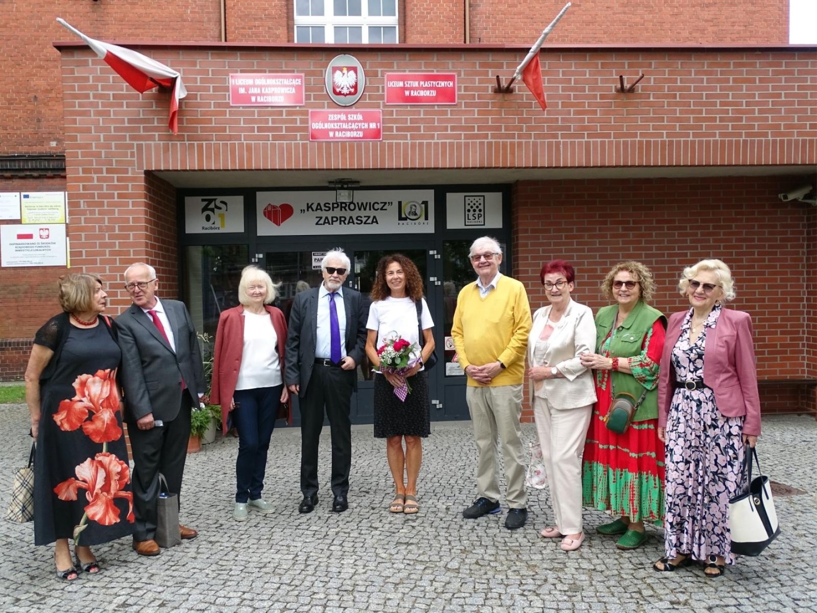 Zdjęcie w galerii na portalu naszraciborz.pl: Po sześciu dekadach znów w szkolnych murach. Absolwenci z rocznika 1966 odwiedzili Kasprowicza wiadomości z regionu