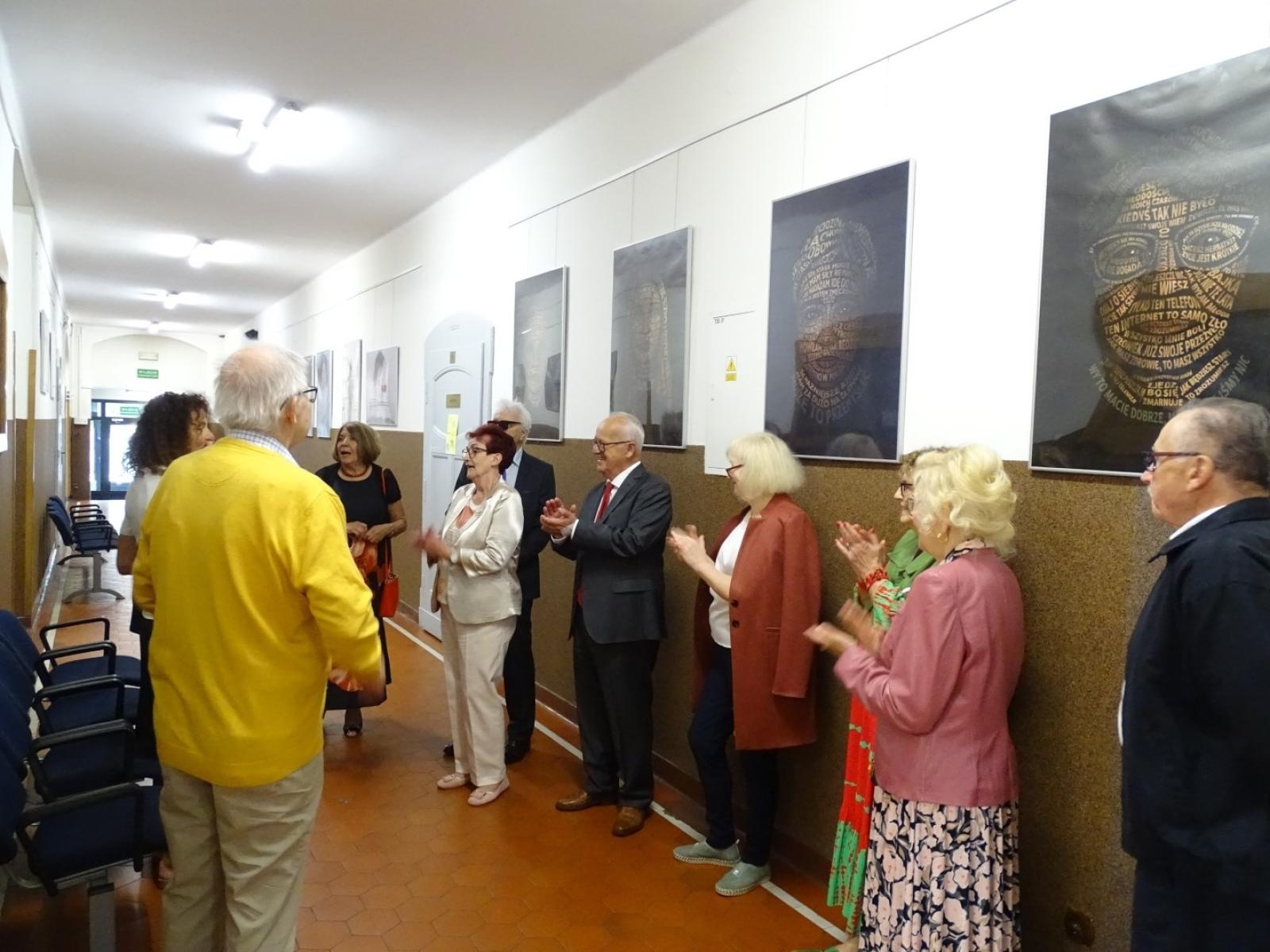 Zdjęcie w galerii na portalu naszraciborz.pl: Po sześciu dekadach znów w szkolnych murach. Absolwenci z rocznika 1966 odwiedzili Kasprowicza wiadomości z regionu