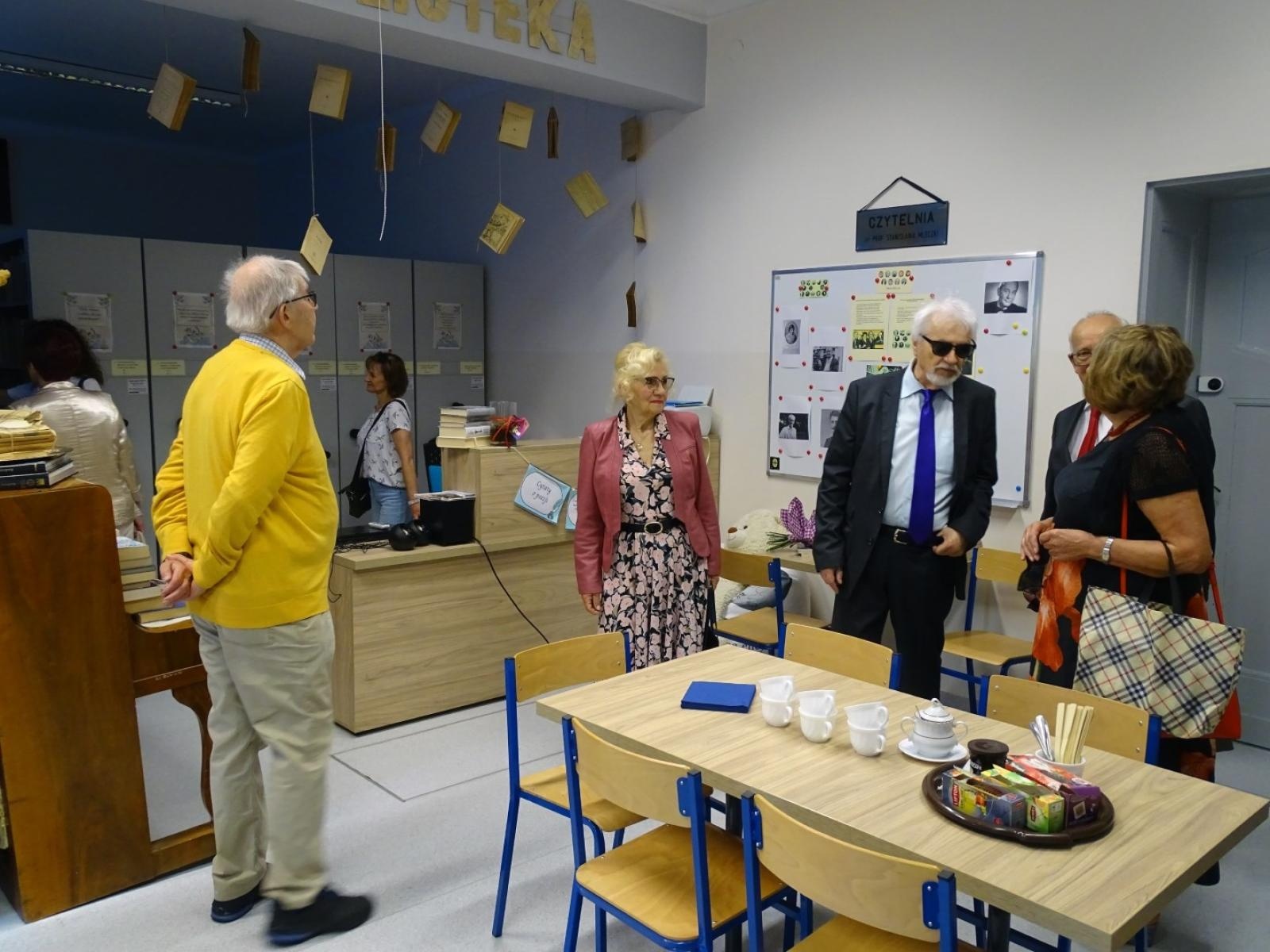 Zdjęcie w galerii na portalu naszraciborz.pl: Po sześciu dekadach znów w szkolnych murach. Absolwenci z rocznika 1966 odwiedzili Kasprowicza wiadomości z regionu