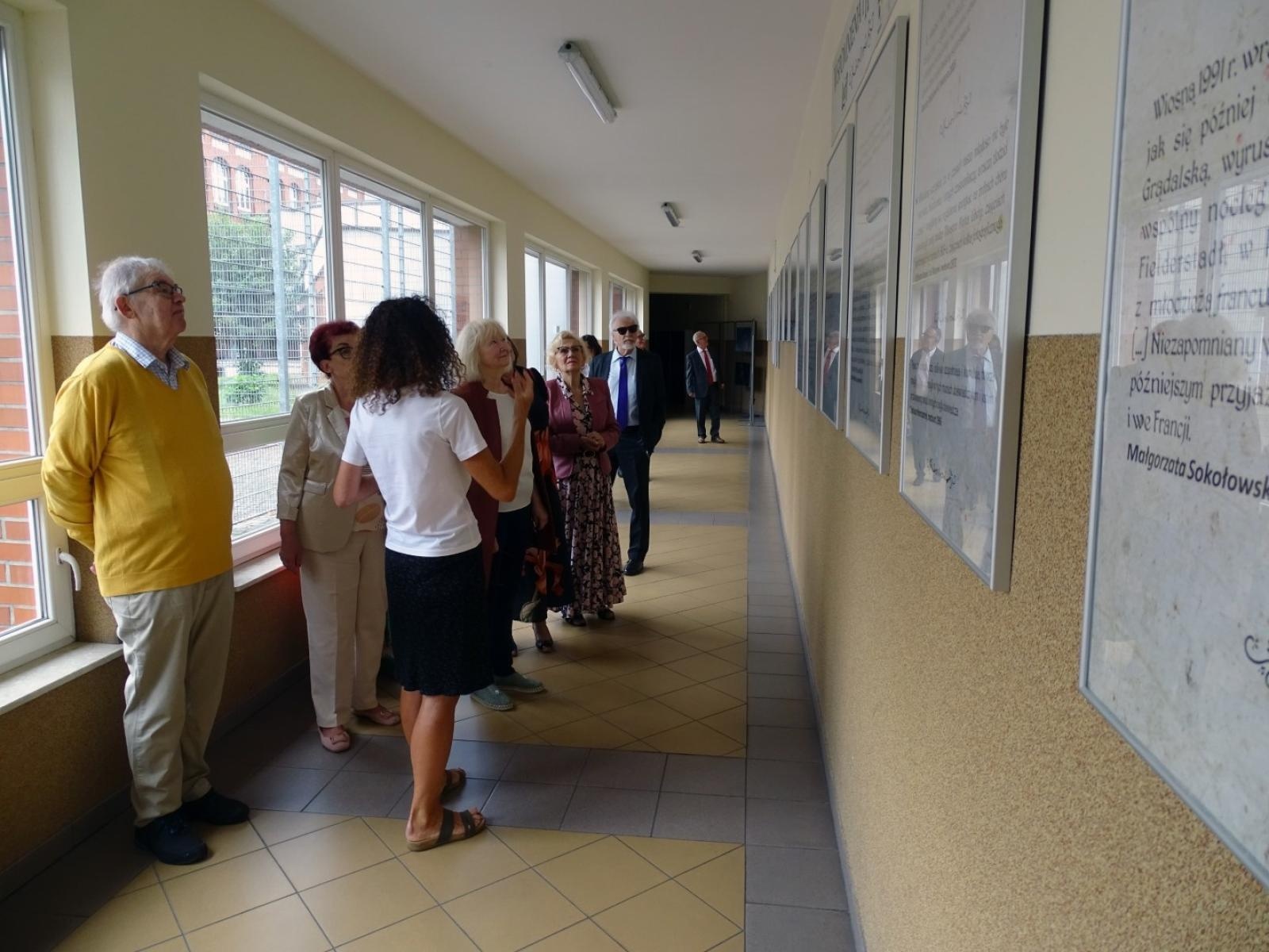 Zdjęcie w galerii na portalu naszraciborz.pl: Po sześciu dekadach znów w szkolnych murach. Absolwenci z rocznika 1966 odwiedzili Kasprowicza wiadomości z regionu