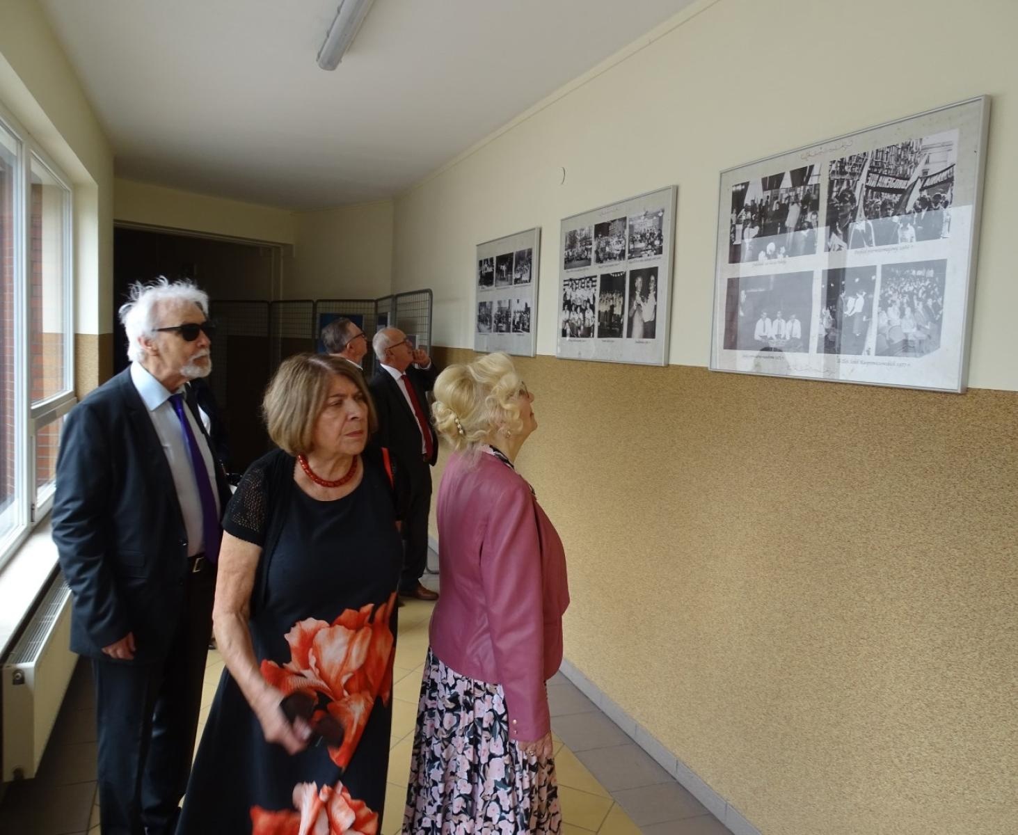 Zdjęcie w galerii na portalu naszraciborz.pl: Po sześciu dekadach znów w szkolnych murach. Absolwenci z rocznika 1966 odwiedzili Kasprowicza wiadomości z regionu