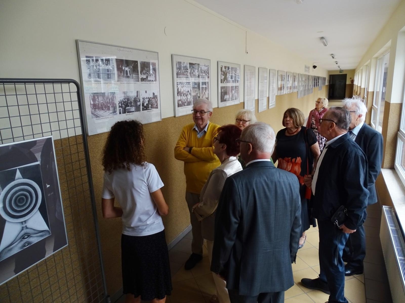 Zdjęcie w galerii na portalu naszraciborz.pl: Po sześciu dekadach znów w szkolnych murach. Absolwenci z rocznika 1966 odwiedzili Kasprowicza wiadomości z regionu