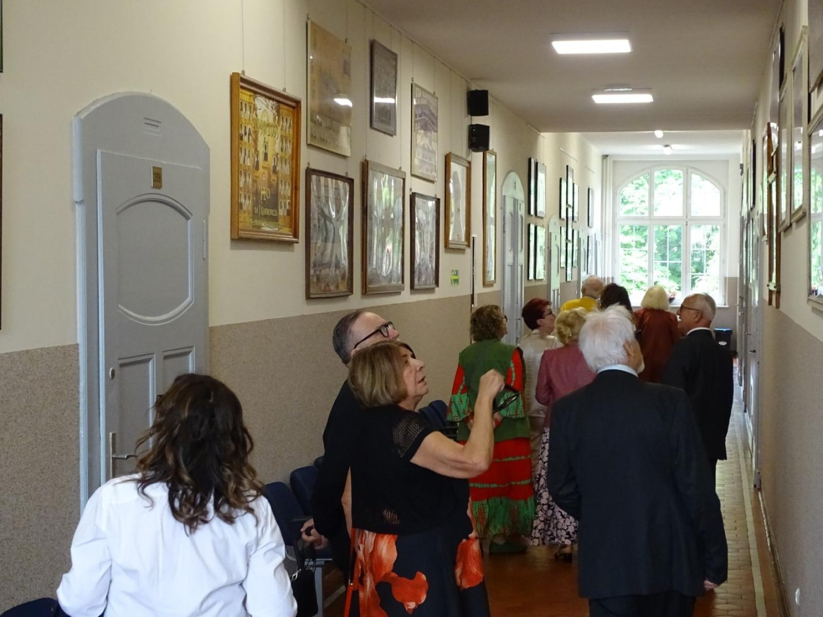 Zdjęcie w galerii na portalu naszraciborz.pl: Po sześciu dekadach znów w szkolnych murach. Absolwenci z rocznika 1966 odwiedzili Kasprowicza wiadomości z regionu
