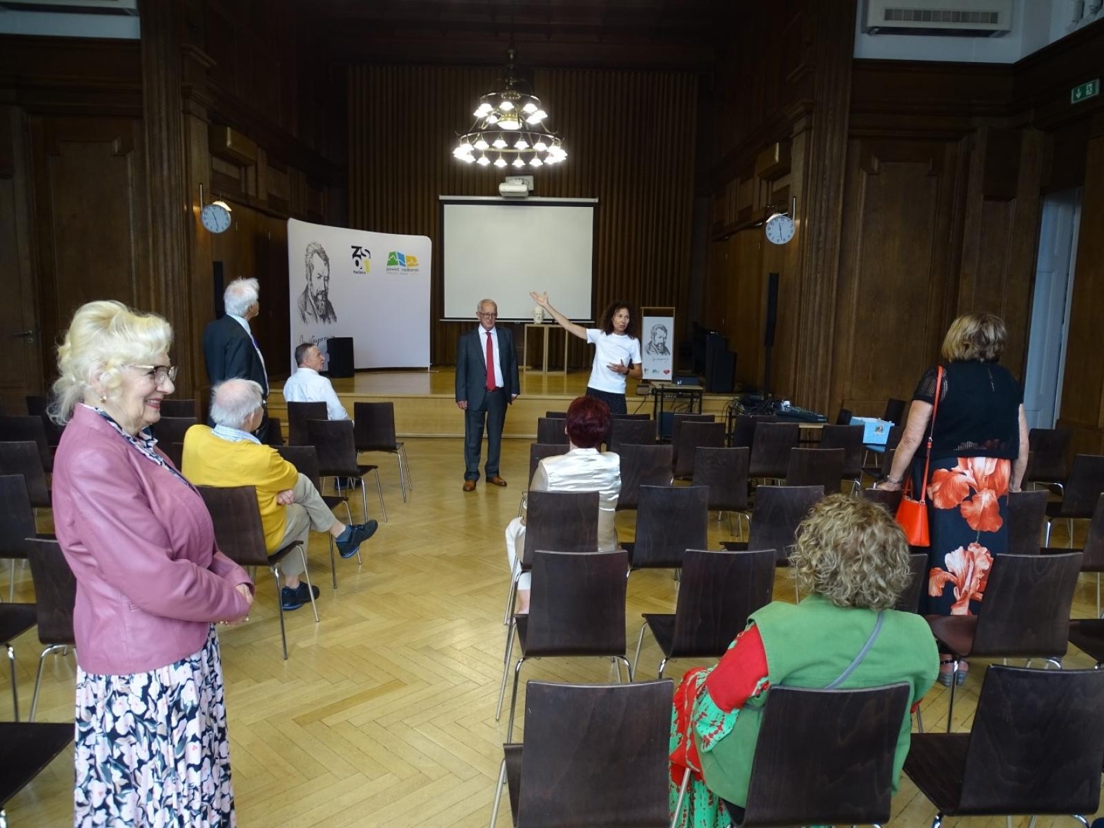 Zdjęcie w galerii na portalu naszraciborz.pl: Po sześciu dekadach znów w szkolnych murach. Absolwenci z rocznika 1966 odwiedzili Kasprowicza wiadomości z regionu