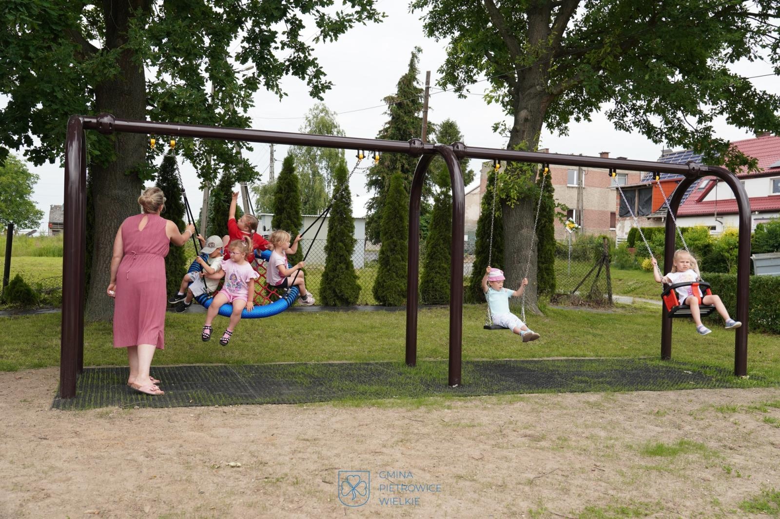 Zdjęcie w galerii na portalu naszraciborz.pl: W Amandowie oddano do użytku nowy plac zabaw wiadomości z regionu