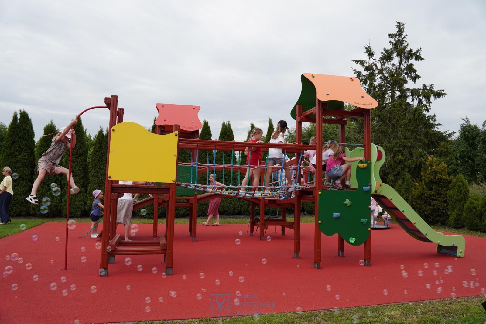 Zdjęcie w galerii na portalu naszraciborz.pl: W Amandowie oddano do użytku nowy plac zabaw wiadomości z regionu