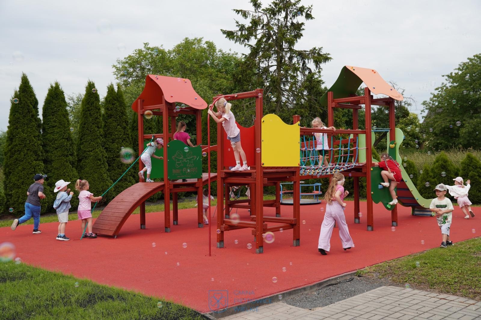 Zdjęcie w galerii na portalu naszraciborz.pl: W Amandowie oddano do użytku nowy plac zabaw wiadomości z regionu
