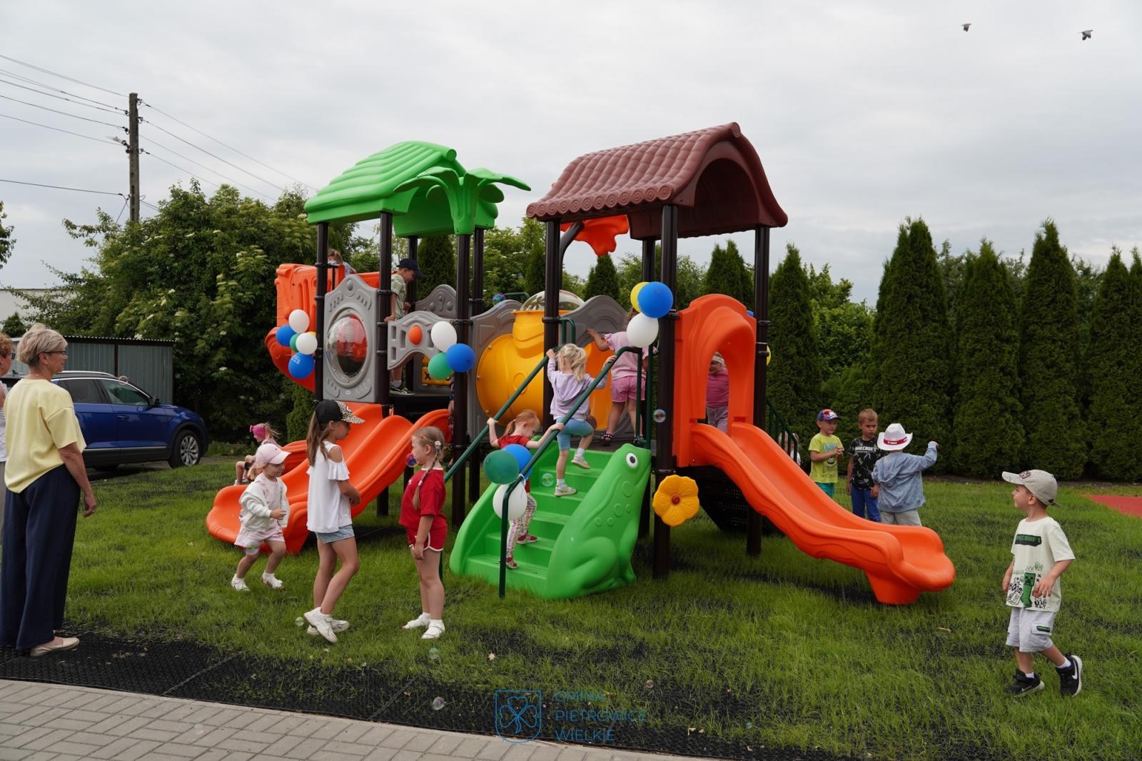 Zdjęcie w galerii na portalu naszraciborz.pl: W Amandowie oddano do użytku nowy plac zabaw wiadomości z regionu