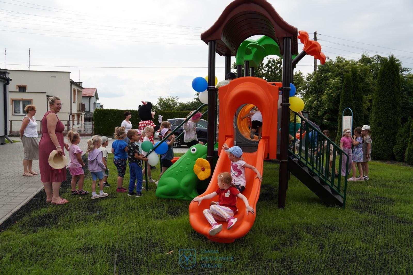 Zdjęcie w galerii na portalu naszraciborz.pl: W Amandowie oddano do użytku nowy plac zabaw wiadomości z regionu
