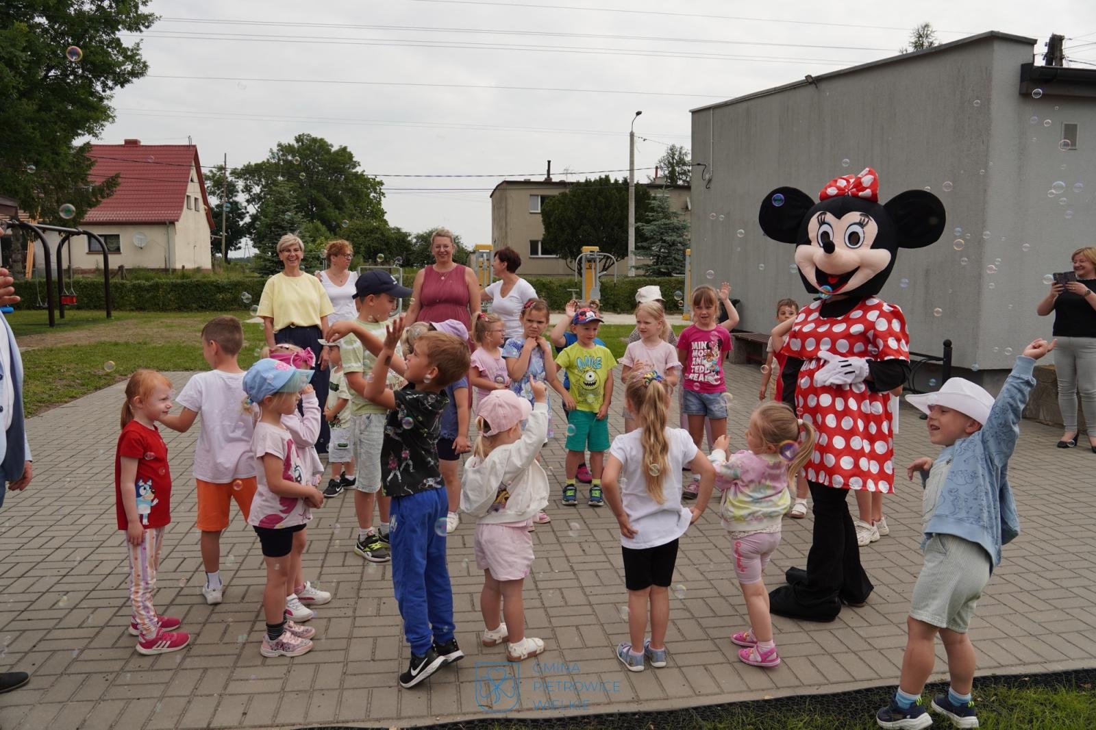Zdjęcie w galerii na portalu naszraciborz.pl: W Amandowie oddano do użytku nowy plac zabaw wiadomości z regionu