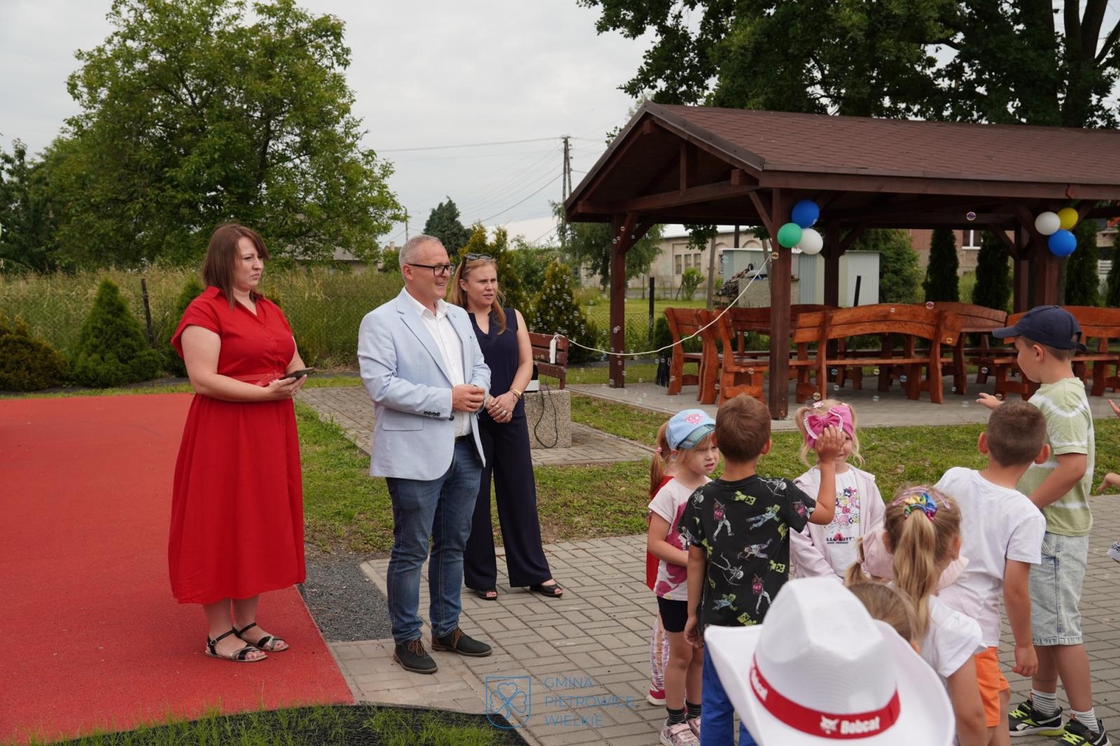 Zdjęcie w galerii na portalu naszraciborz.pl: W Amandowie oddano do użytku nowy plac zabaw wiadomości z regionu