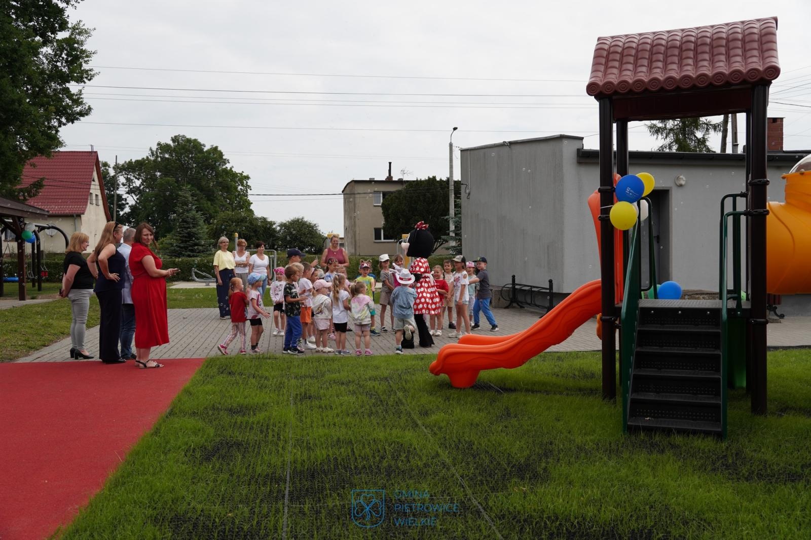 Zdjęcie w galerii na portalu naszraciborz.pl: W Amandowie oddano do użytku nowy plac zabaw wiadomości z regionu